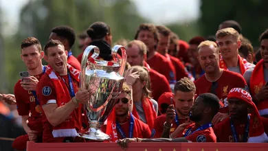 Milner parou o &ocirc;nibus do Liverpool para mostrar ta&ccedil;a da Champions a sobrevivente de Hillsborough