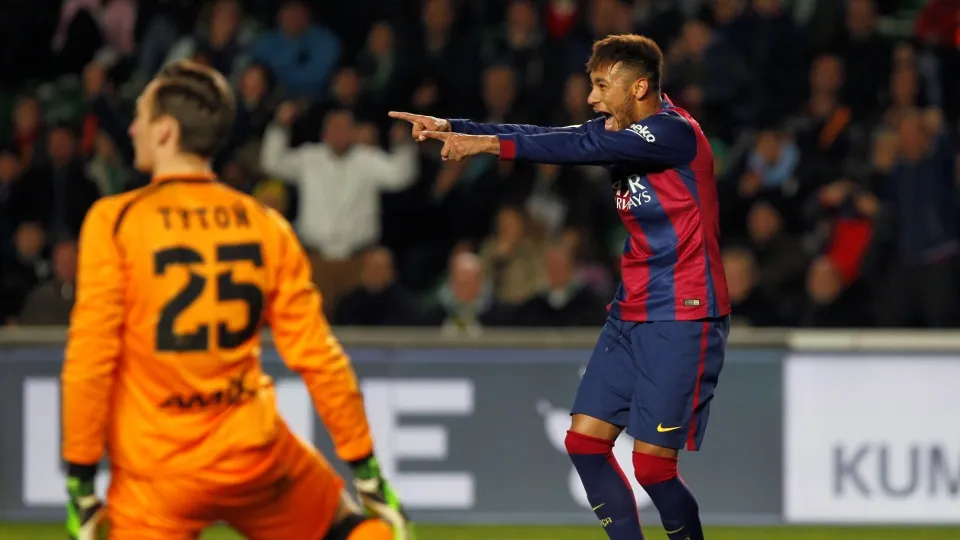 O qu&atilde;o dif&iacute;cil &eacute; parar Neymar em um dia inspirado? Este v&iacute;deo mostra perfeitamente