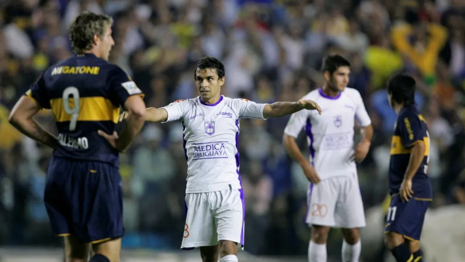 Uruguay's Defensor Sporting's Miguel Amado, second from left, and Alvaro Navarro, second from right, celebrate as Argentina's Boca Juniors' Martin Palermo, left, and Leandro Gracian leave the field at the end of a Copa Libertadores soccer match in Buenos Aires, Argentina, Thursday, May 21, 2009. Defensor Sporting won 3-2 on aggregate. (AP Photo/Eduardo Di Baia)