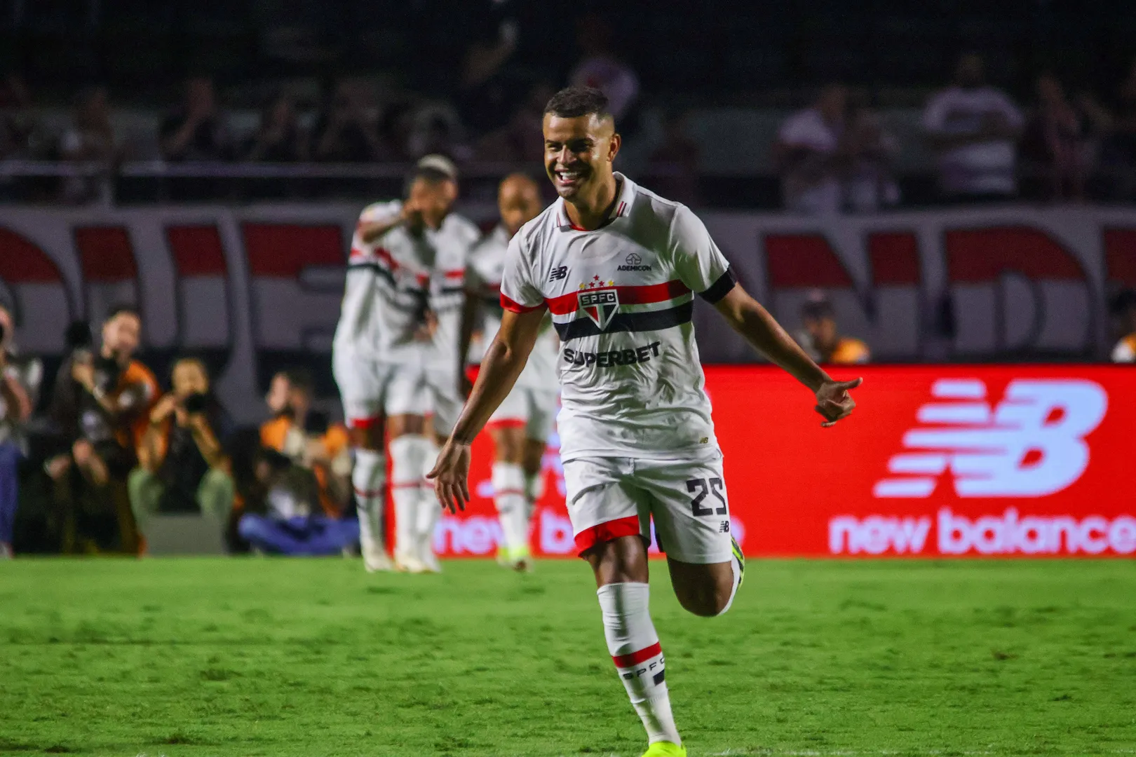 Alisson comemora gol pelo S&atilde;o Paulo 