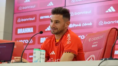 Um motivado e recuperado Lucas Alario foi apresentado pelo Internacional