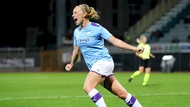 Pauline Bremer esbanjou qualidade num belo gol por cobertura na Champions Feminina