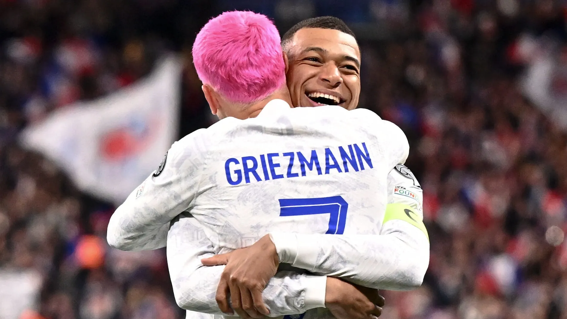 Com assist&ecirc;ncia de Mbapp&eacute; para Griezmann, Fran&ccedil;a deixa pol&ecirc;mica para tr&aacute;s e goleia a Holanda