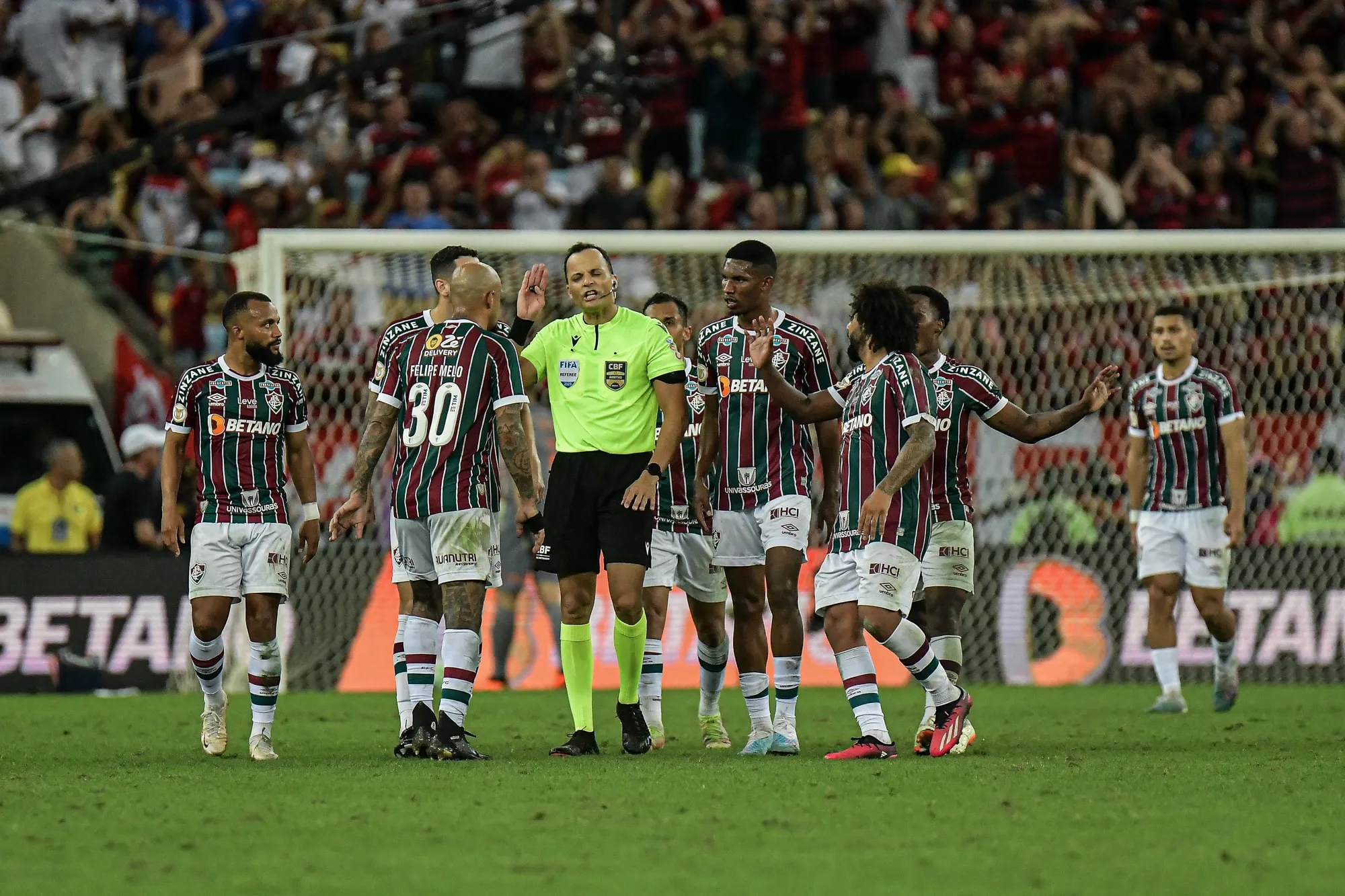 &Aacute;rbitro do Fla-Flu tem pol&ecirc;micas com o Fluminense, que pede puni&ccedil;&atilde;o &agrave; CBF