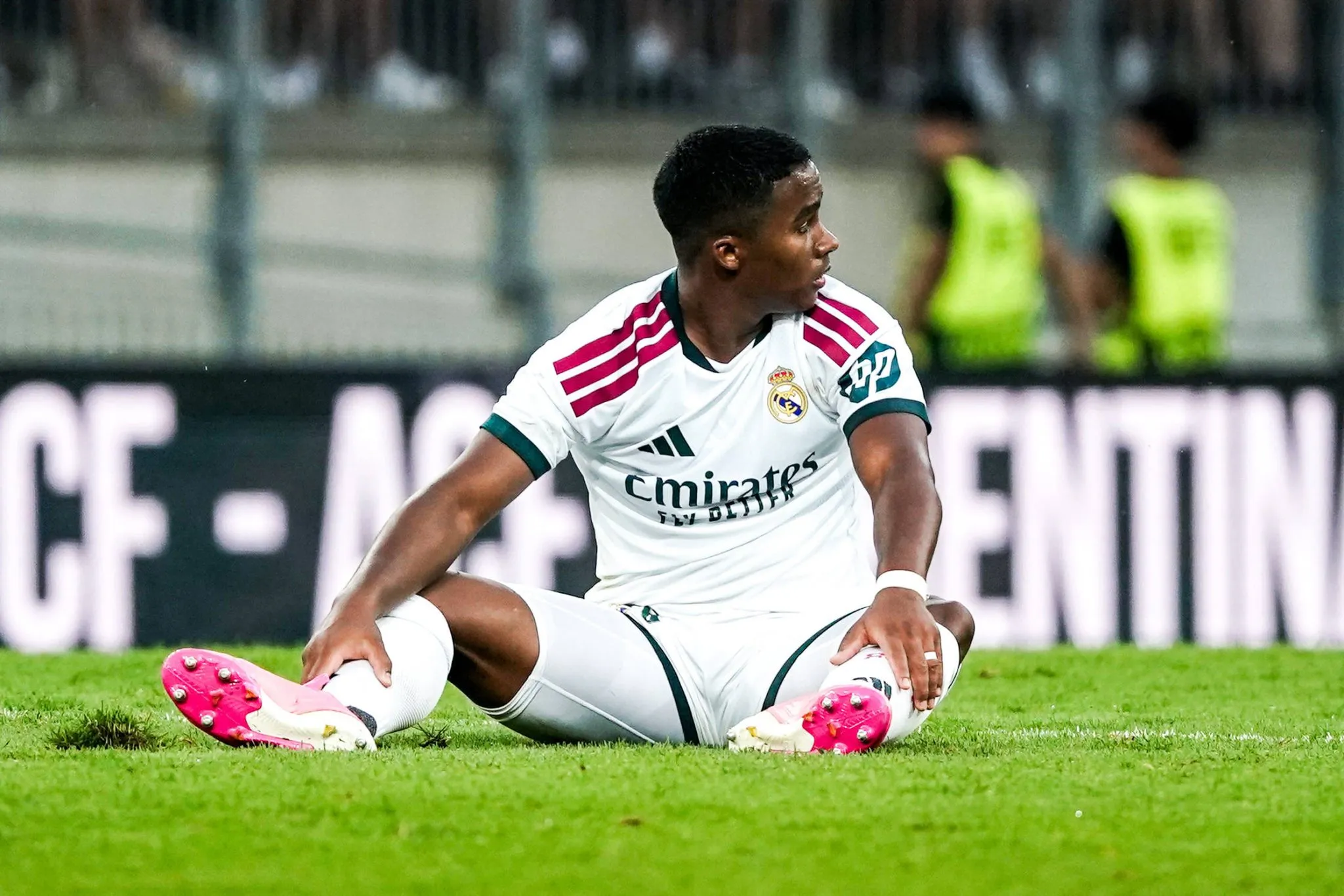 Endrick ca&iacute;do no gramado