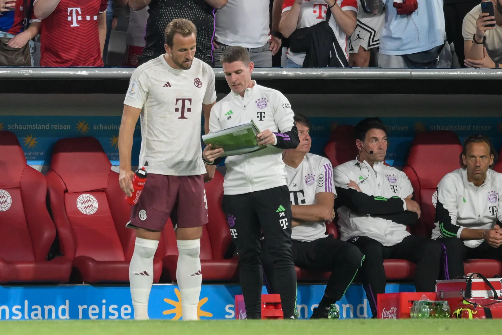 Anthony Barry d&aacute; instru&ccedil;&otilde;es para Harry Kane durante jogo do Bayern