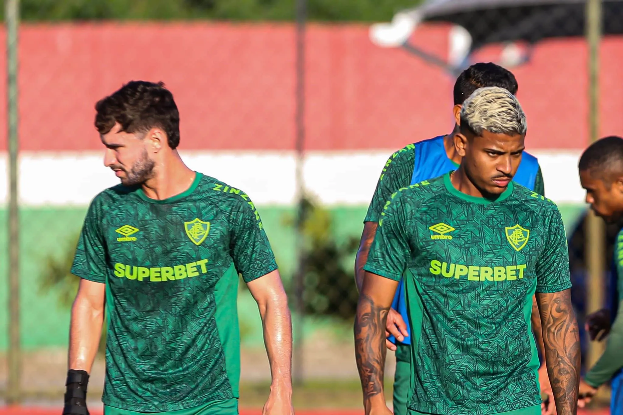 Na lanterna, jogadores do Fluminense s&atilde;o alvo de protesto no centro de treinamento