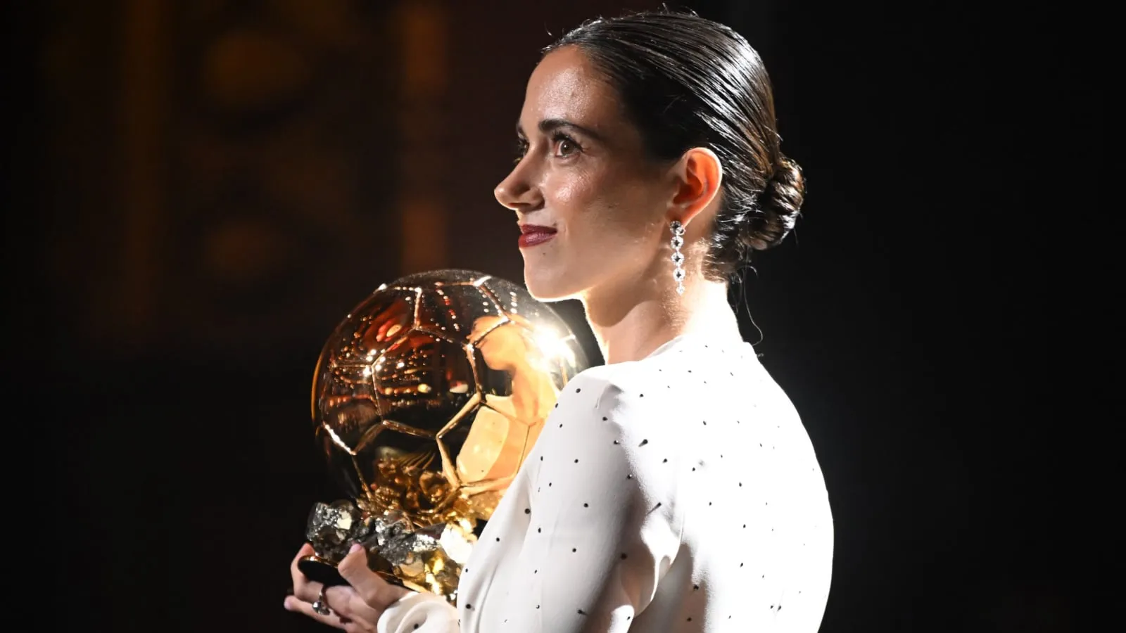Aitana Bonmat&iacute; leva Bola de Ouro e Barcelona refor&ccedil;a dom&iacute;nio no futebol feminino