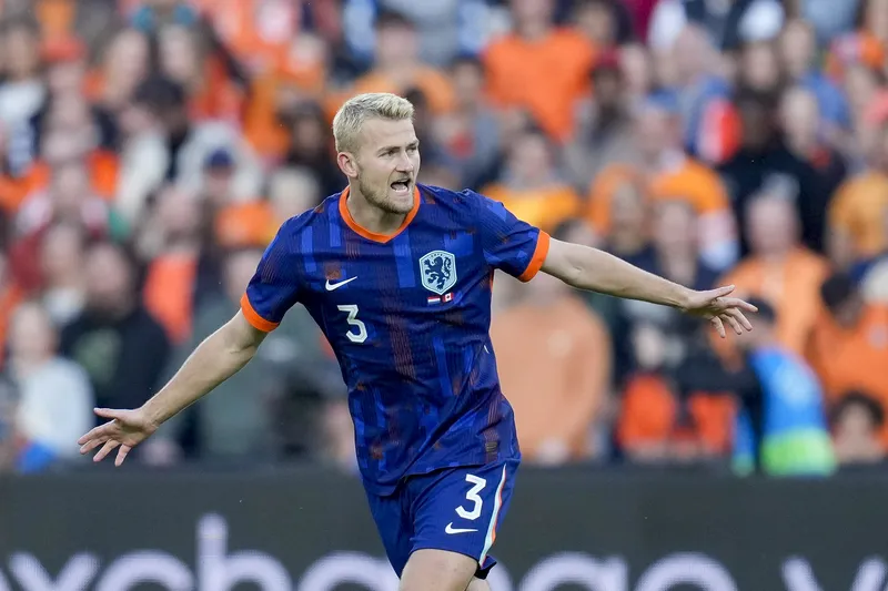 Foto: (IconSport) - Matthijs De Ligt pela Holanda
