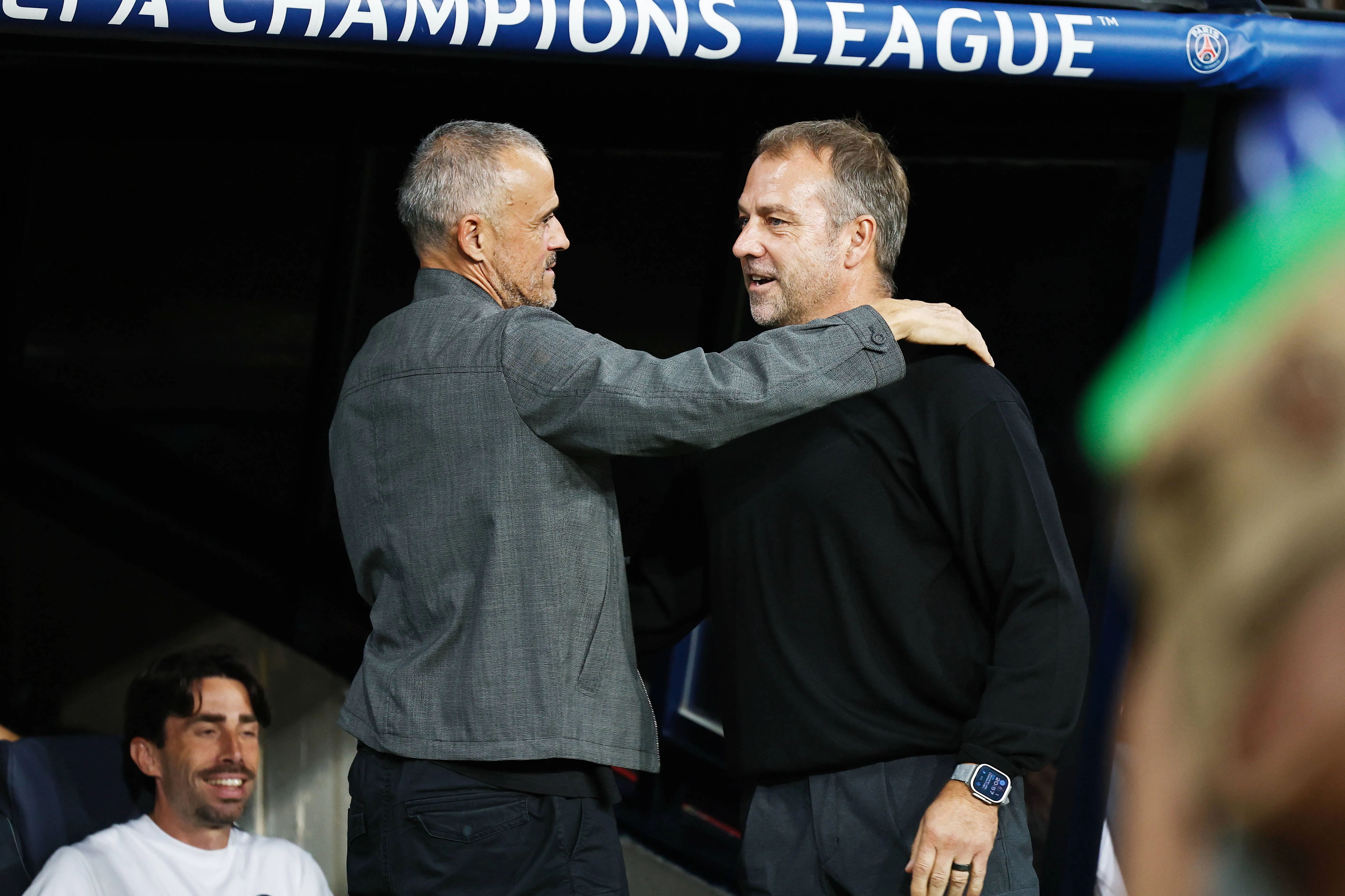 Luis Enrique e Hansi Flick antes de jogo entre PSG e Barcelona