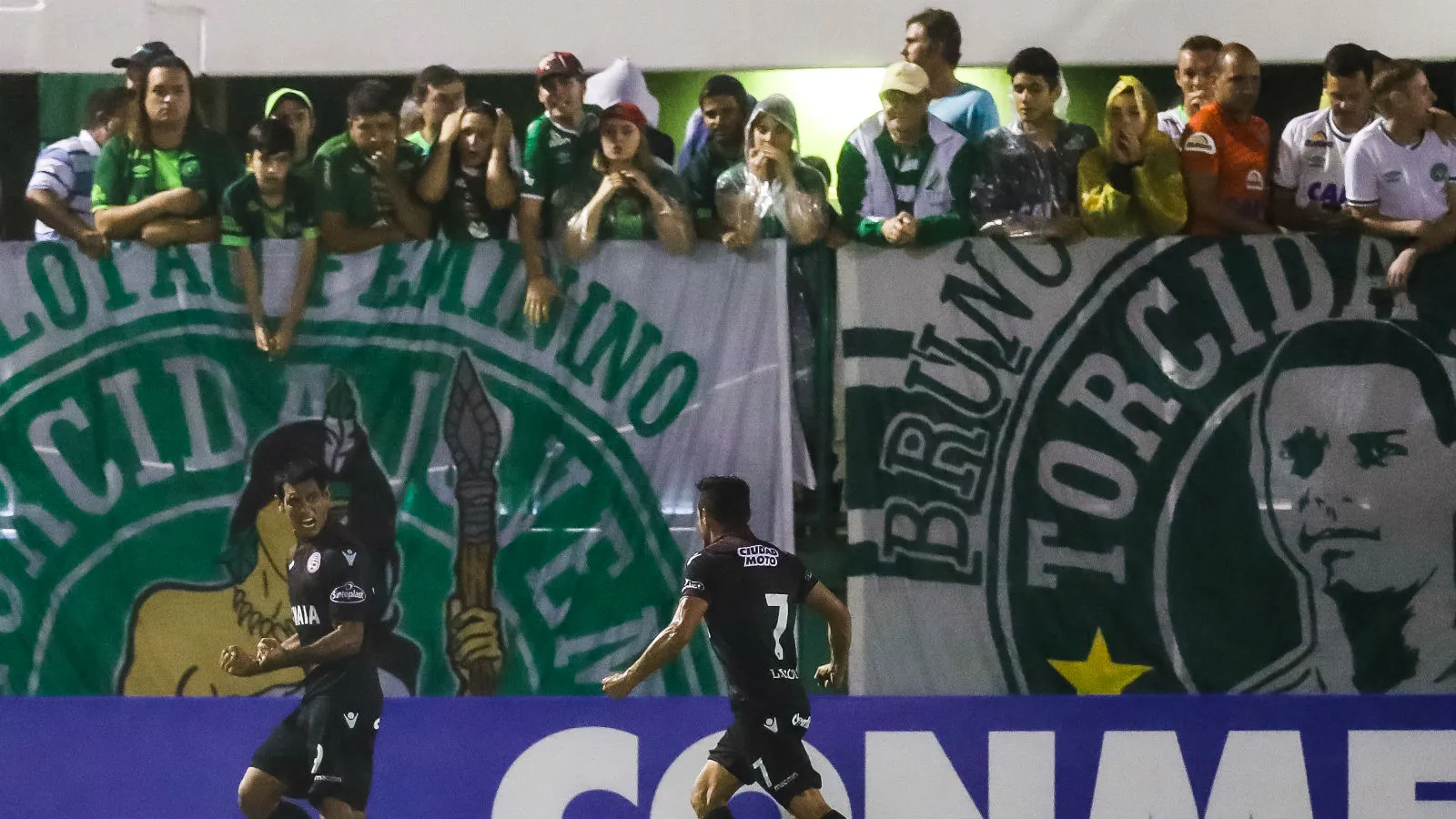 A Arena Cond&aacute; voltou a vibrar, mas a Chape n&atilde;o resistiu ao controle de jogo do Lan&uacute;s