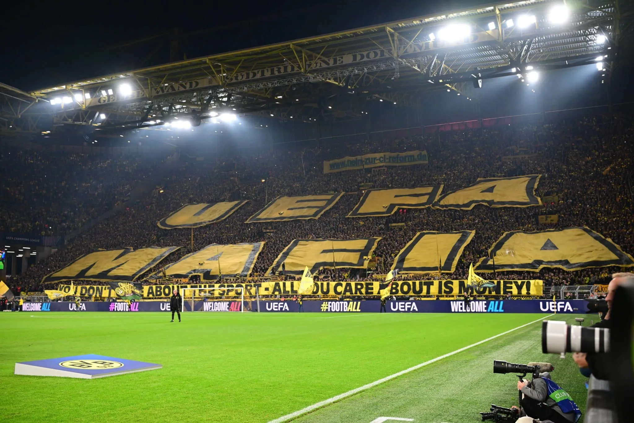 &lsquo;N&atilde;o se importa com o esporte&rsquo;: o protesto da torcida do Dortmund contra  a &lsquo;m&aacute;fia&rsquo; Uefa