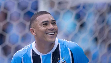 Fator novo do Gr&ecirc;mio decide de novo e se firma como trunfo que afastou o time do Z4