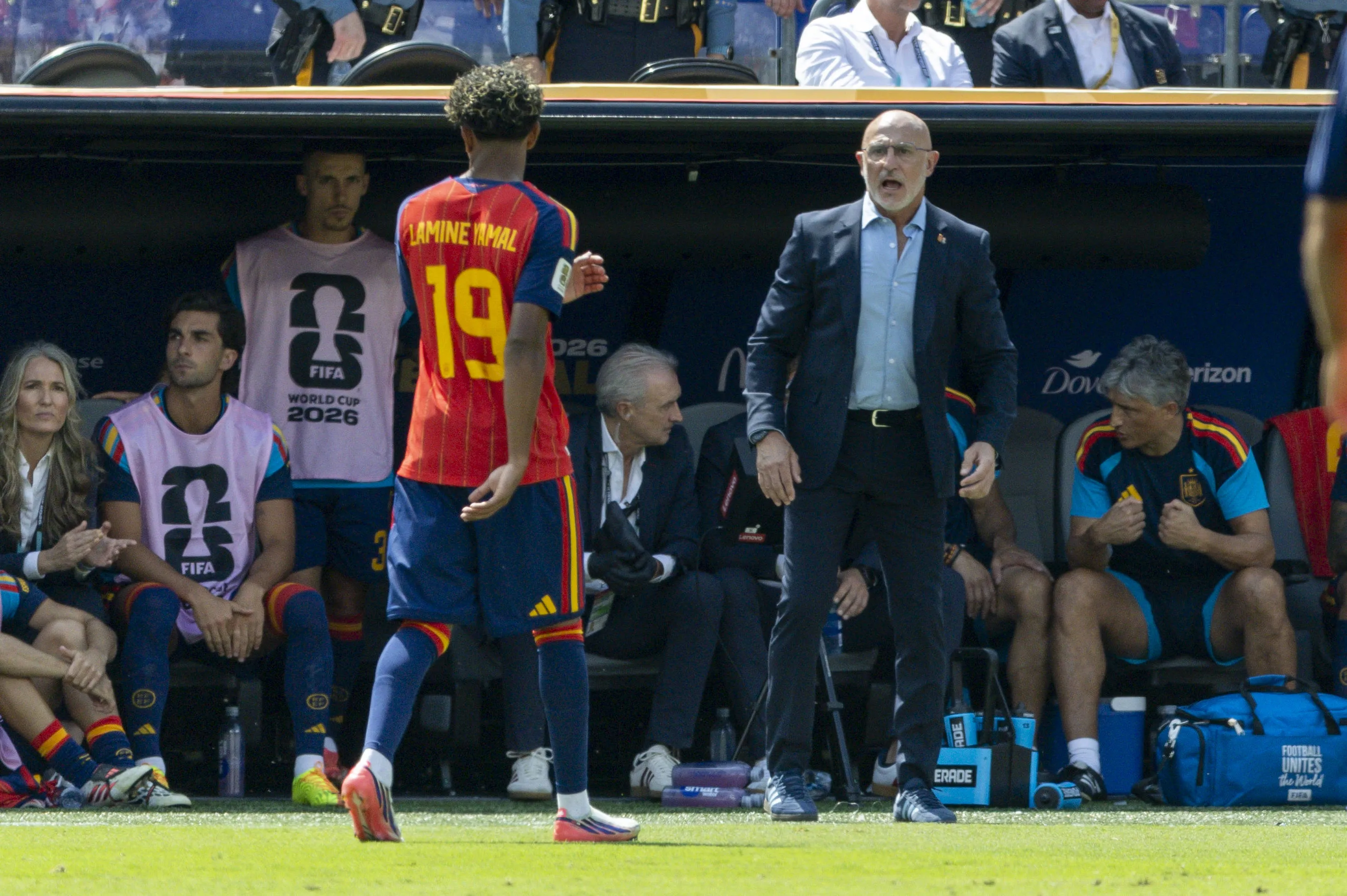 De la Fuente orienta Yamal durante jogo da Espanha