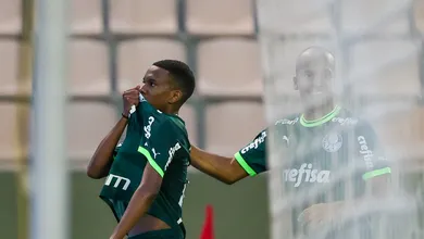 Chelsea faz investida por Estev&atilde;o e entra na briga com Barcelona para contratar joia do Palmeiras