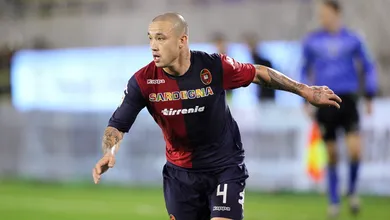 Pela esposa e pelo passado no clube, Nainggolan acerta empr&eacute;stimo para o Cagliari