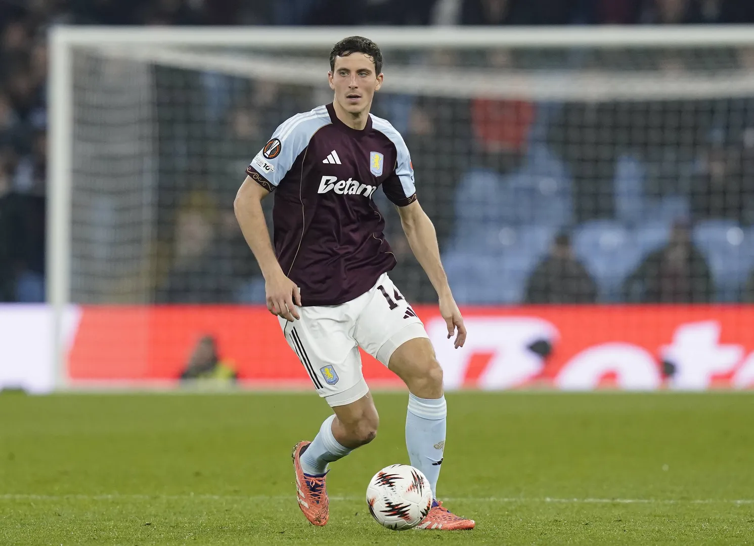 Pau Torres em a&ccedil;&atilde;o pelo Aston Villa
