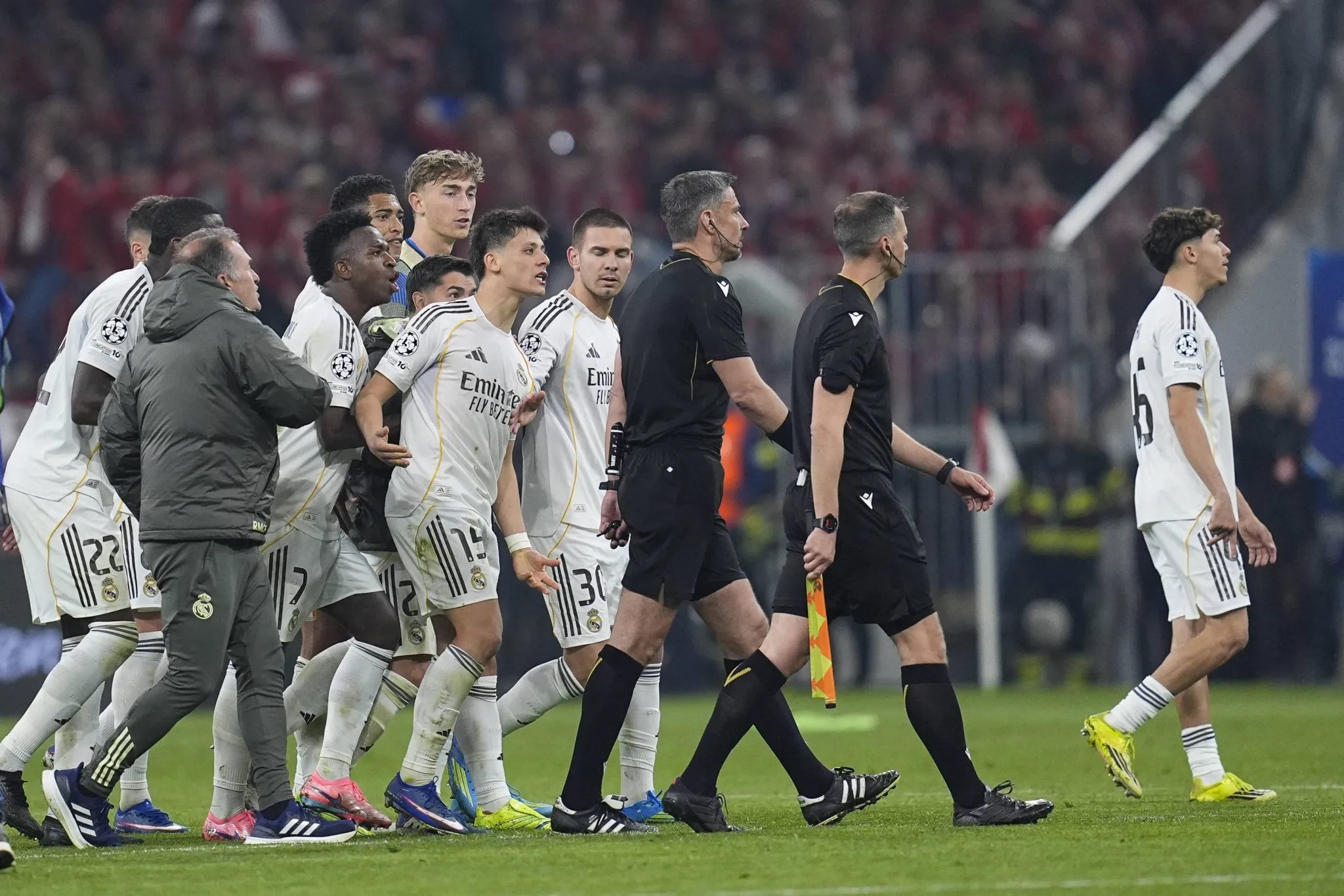 Jogadores do Real Madrid protestam contra a arbitragem 