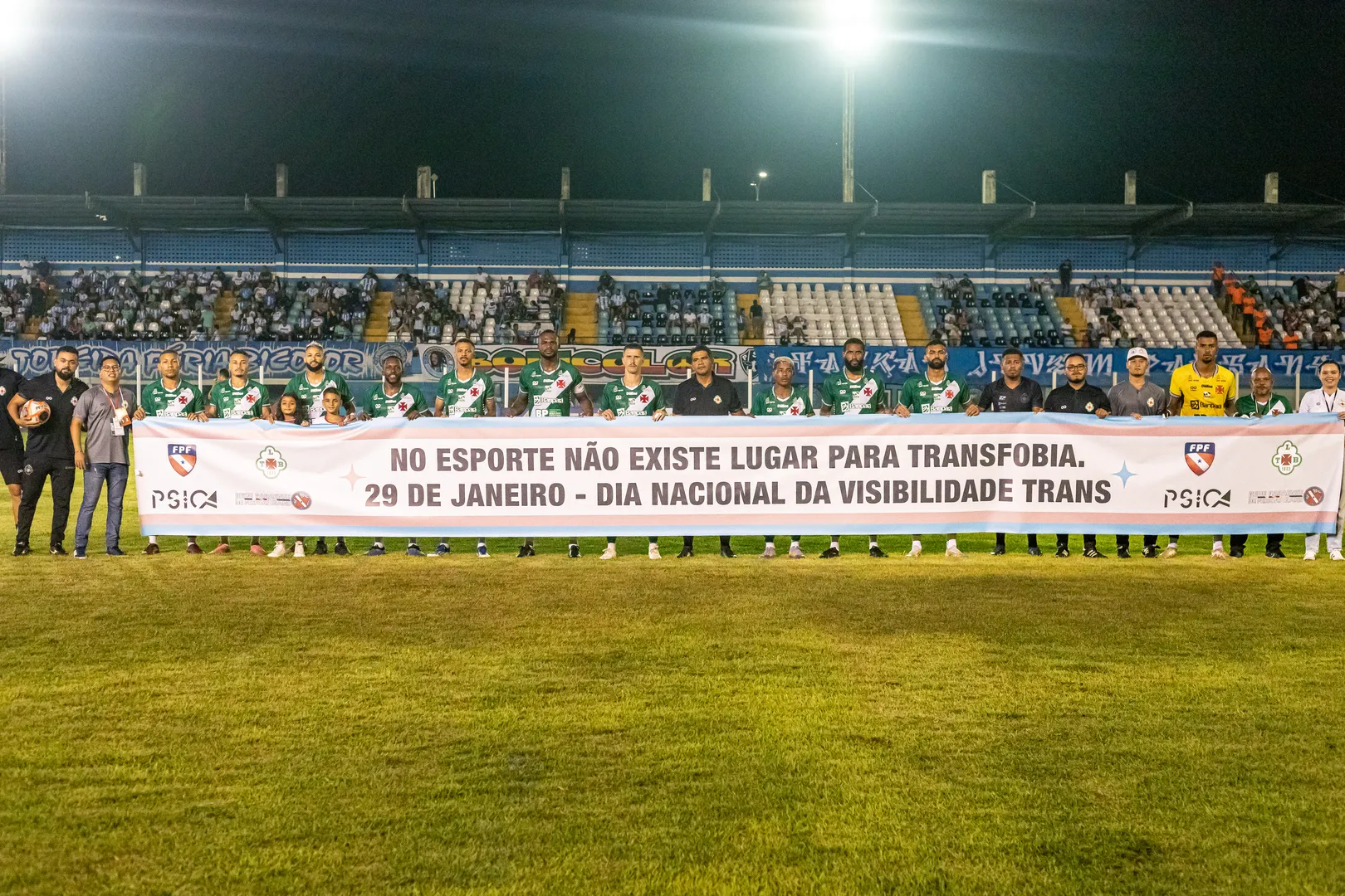 Em a&ccedil;&atilde;o in&eacute;dita, jogadores da Tuna Luso entraram em campo com faixa contra transfobia (Foto: Ascom/Tuna Luso)