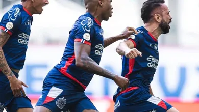 Mesmo machucado, Everton Ribeiro decide cl&aacute;ssico com gol do tamanho de um&nbsp;Ba-Vi 499