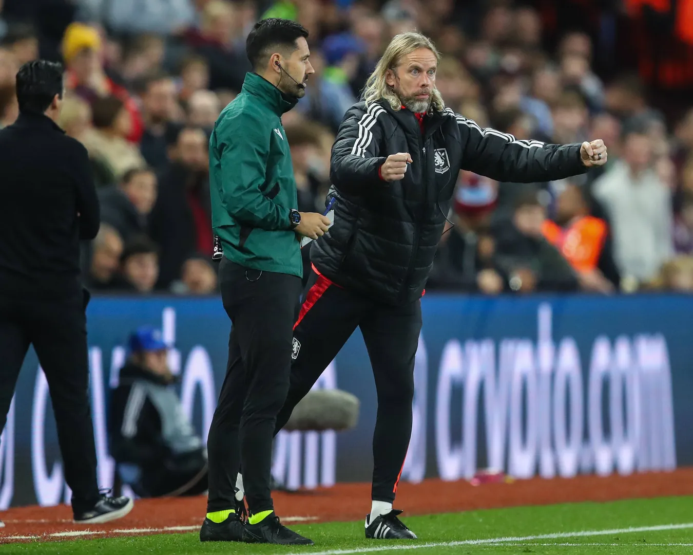 O t&eacute;cnico de bolas paradas Austin MacPhee em jogo do Aston Villa
