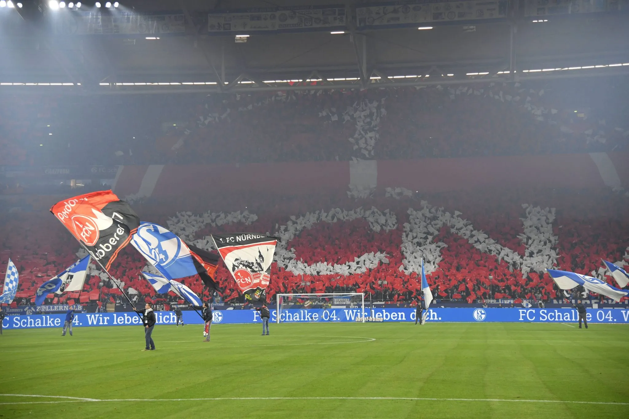 A amizade entre as torcidas de Schalke 04 e Nuremberg rendeu um grande mosaico em conjunto