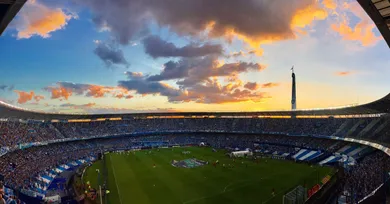 O Cilindro viveu uma erup&ccedil;&atilde;o em azul e branco na vit&oacute;ria do Racing no Cl&aacute;ssico de Avellaneda