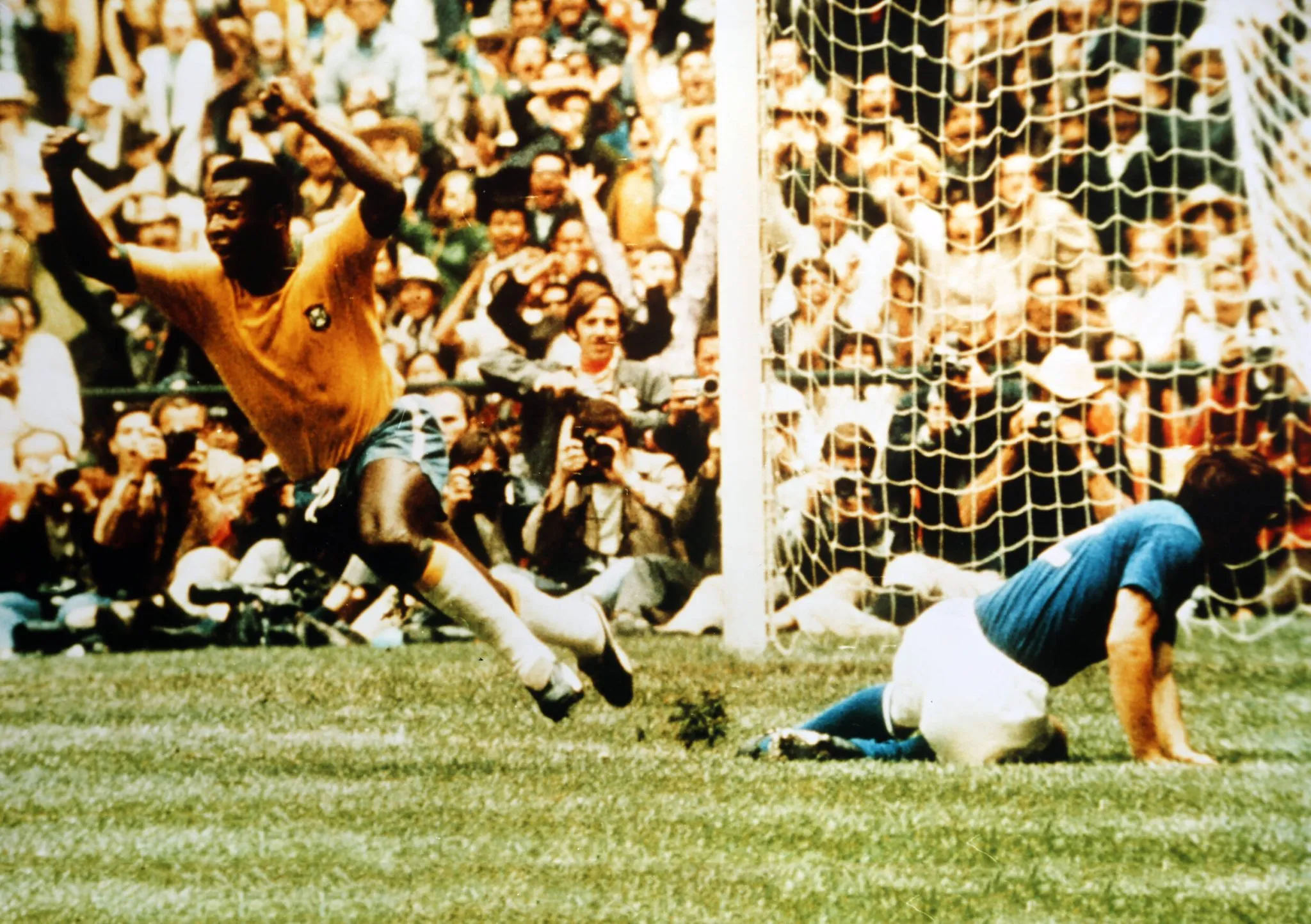 Pel&eacute; celebra gol pelo Brasil na Copa de 1970