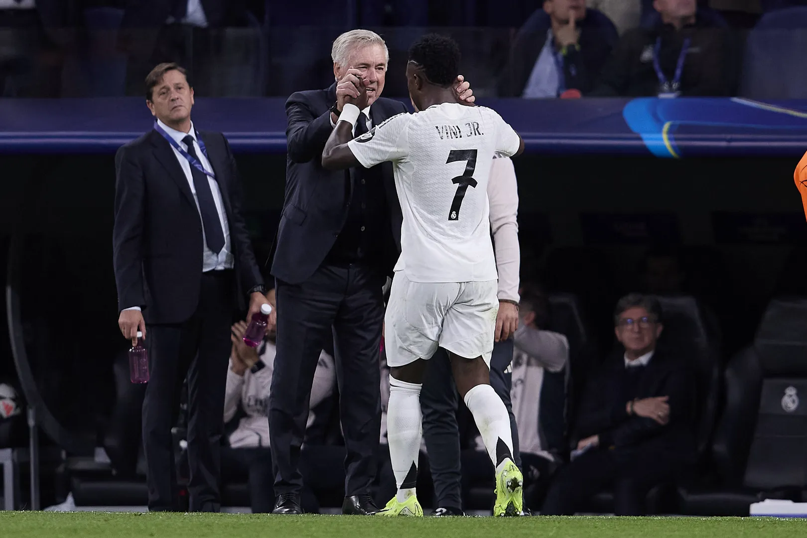Ancelotti cumprimenta Vini Jr. durante Real Madrid 5 x 2 Borussia Dortmund (Foto: IMAGO Images)