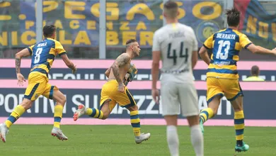Um gol &agrave; la Roberto Carlos fez a Inter perder do Parma sendo v&iacute;tima da Lei do Ex