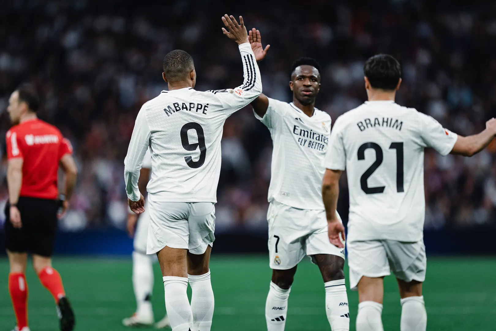 Jornalista entende que Vinicius Junior e Mbapp&eacute; poderiam se associar mais para ajudar o Real Madrid 