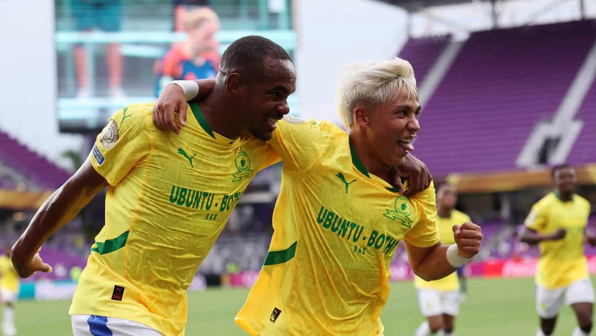 Rayners e Allende comemoram gol do Mamelodi Sundowns