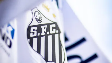 Al&eacute;m da Umbro, quatro marcas de uniforme consultam o Santos