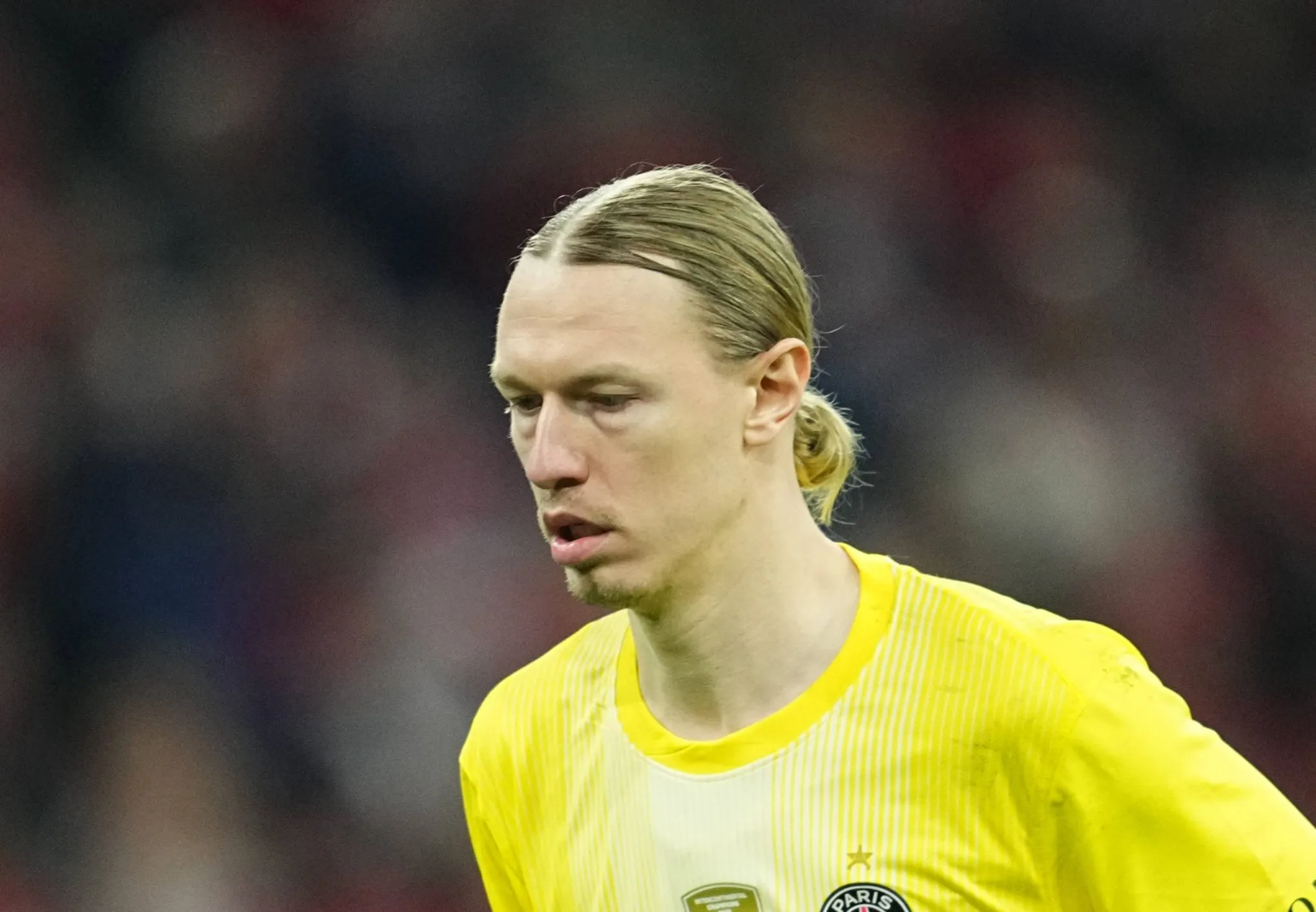 Safonov em jogo do PSG na Champions League