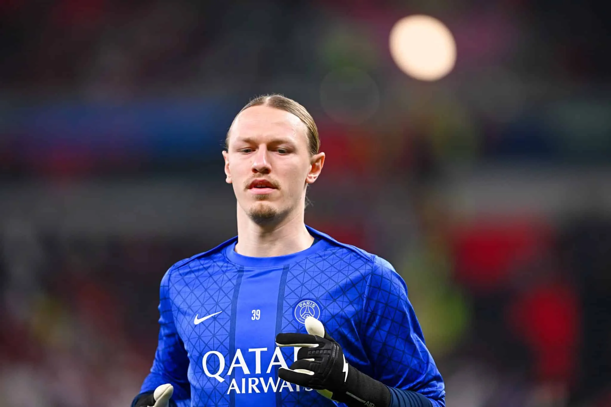 Her&oacute;i do PSG contra o Flamengo, Safonov tem hist&oacute;rico pol&ecirc;mico e desbancou refor&ccedil;o de R$ 253 milh&otilde;es