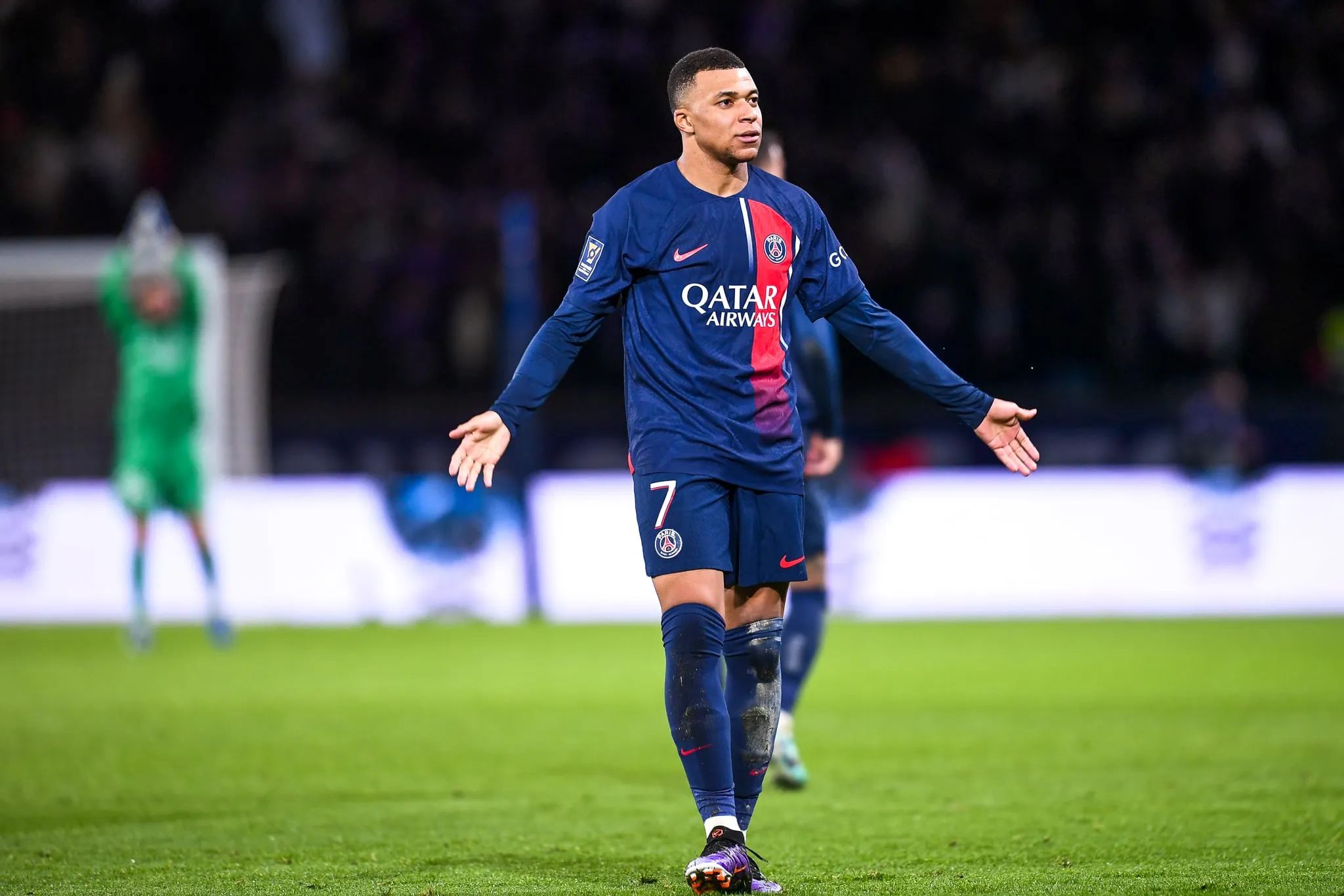 Com Mbapp&eacute;, PSG inicia mata-mata da Champions tentando superar nova crise interna