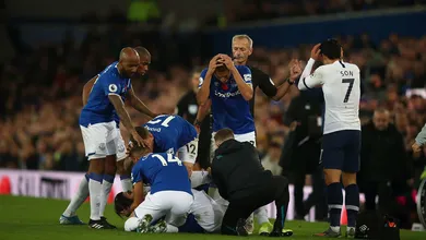 Contus&atilde;o horr&iacute;vel de Andr&eacute; Gomes ofusca empate entre Everton e Tottenham