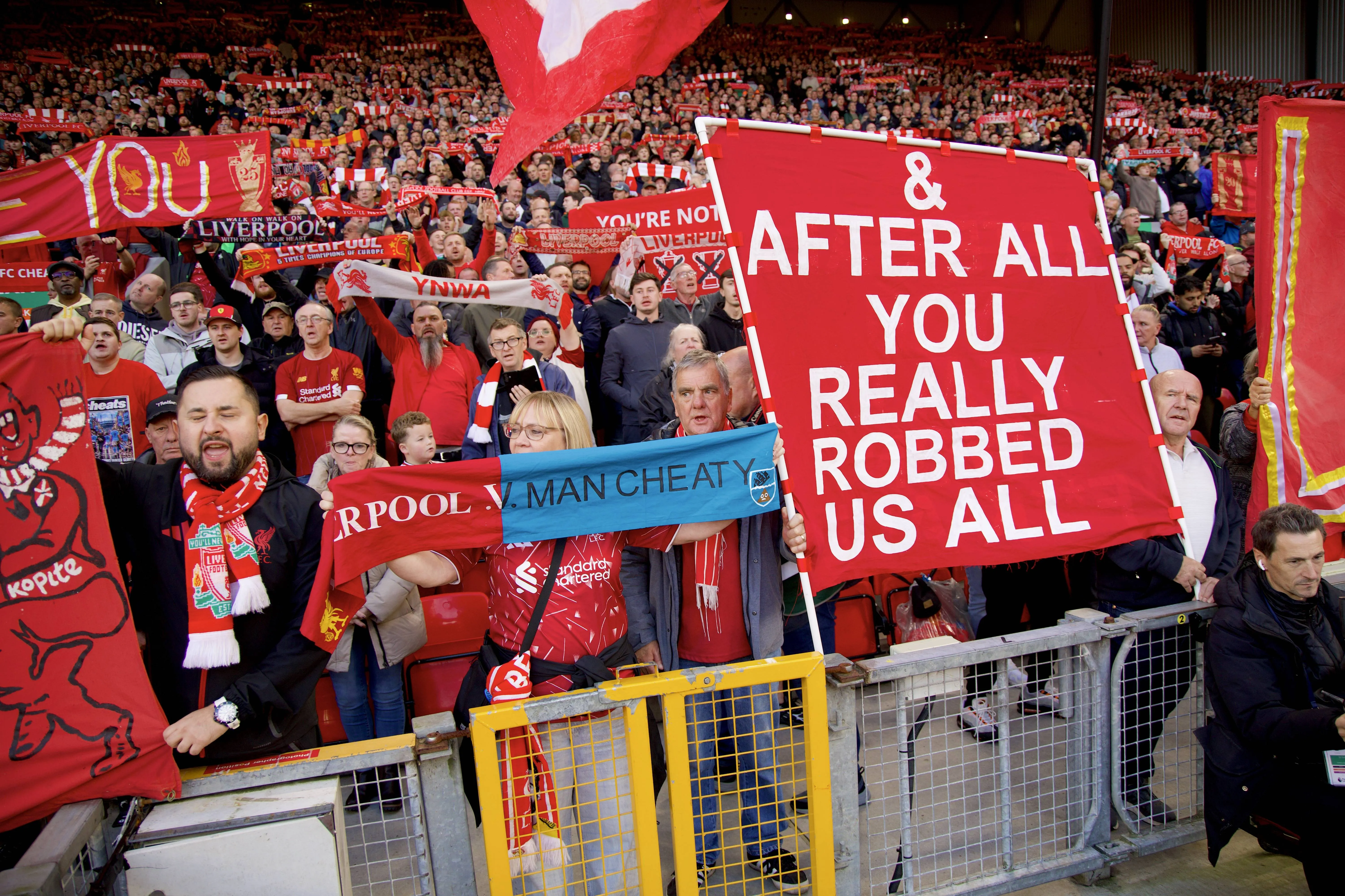 Torcida do Liverpool provocou muito o Manchester City em Anfield