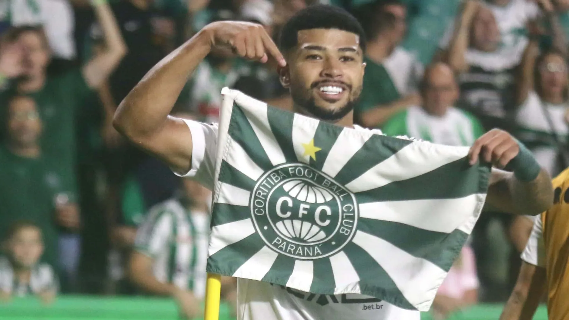 Lucas Ronier comemorando gol pelo Coritiba