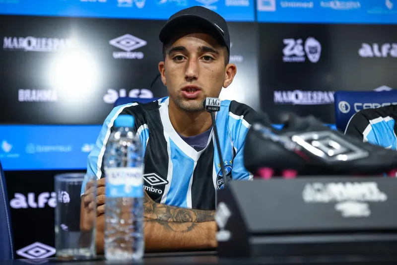 Cristian Olivera durante coletiva de apresenta&ccedil;&atilde;o no Gr&ecirc;mio