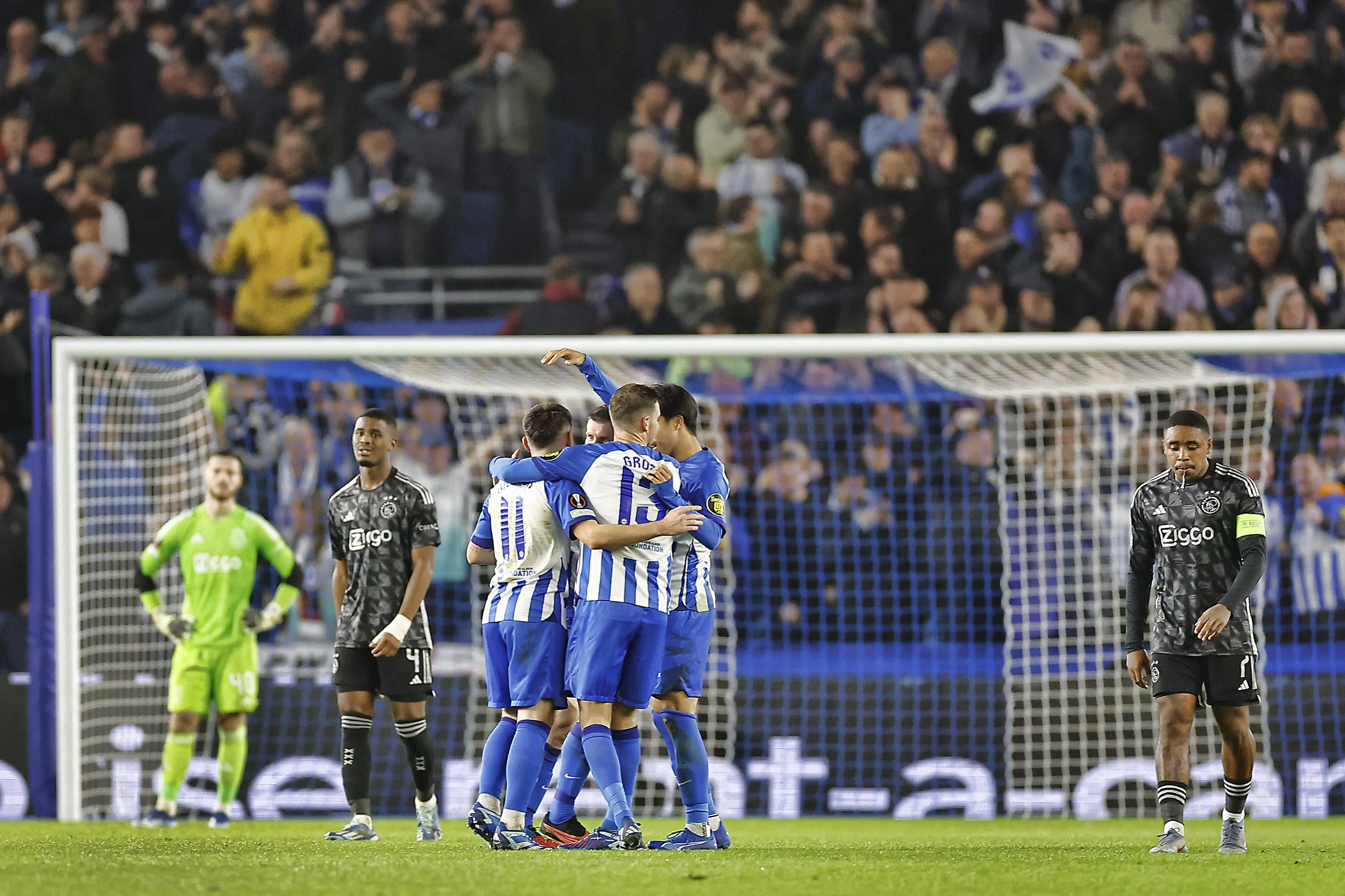 Brighton faz hist&oacute;ria, vence a primeira em competi&ccedil;&otilde;es europeias e amplia crise no Ajax
