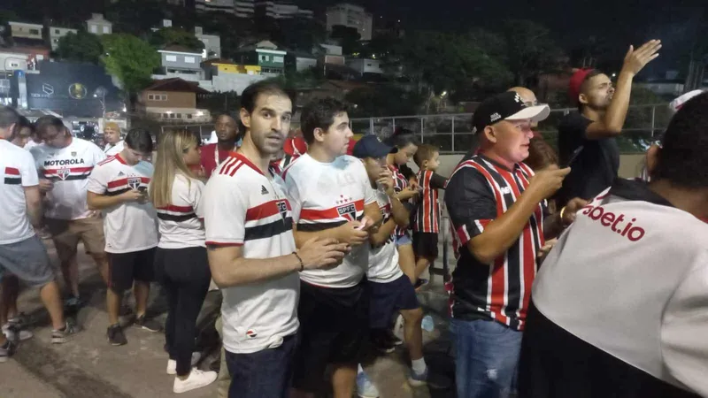 Torcedores do S&atilde;o Paulo com ingresso n&atilde;o conseguem entrar no MorumBIS