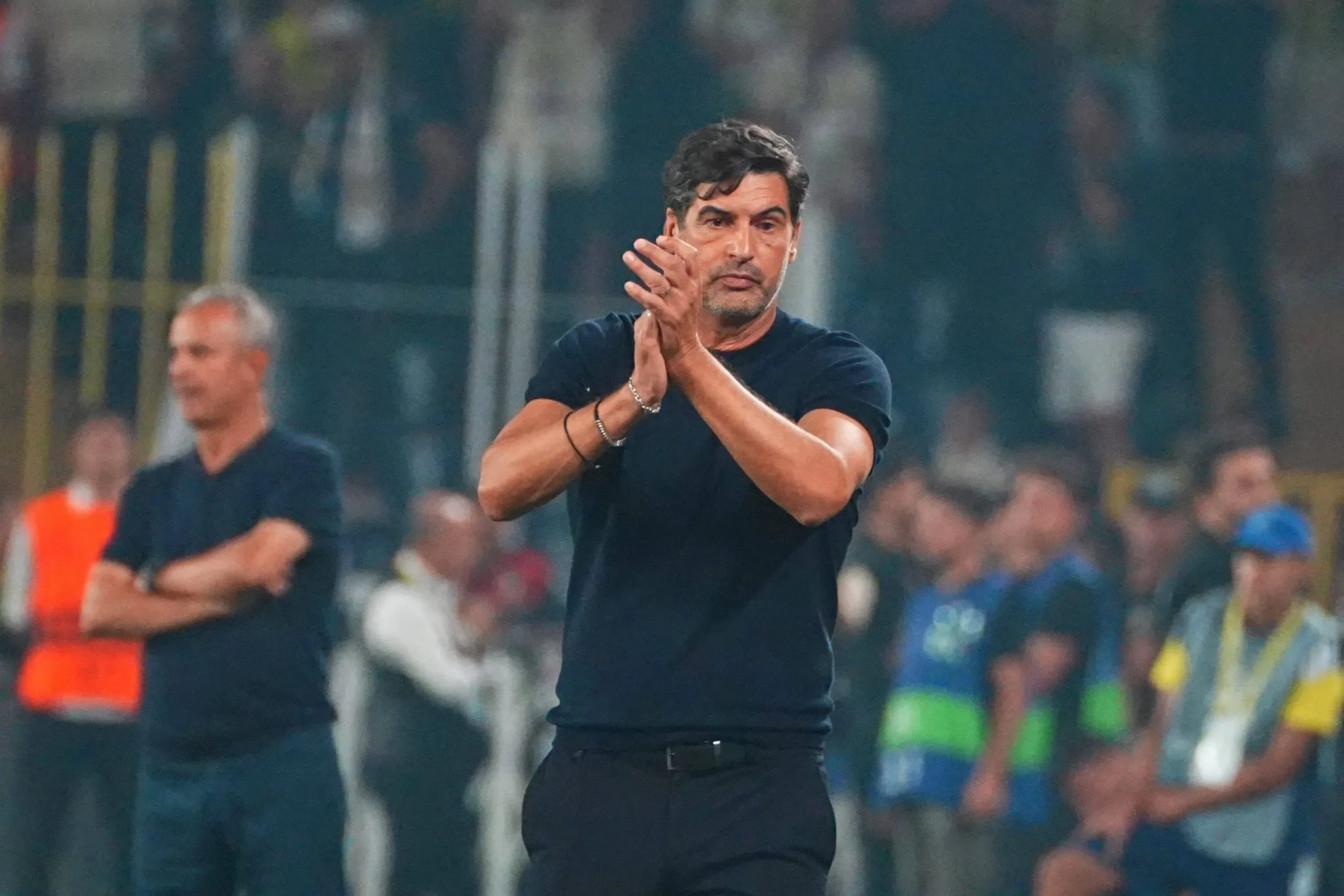 Paulo Fonseca na &aacute;rea t&eacute;cnica durante jogo do Lyon 