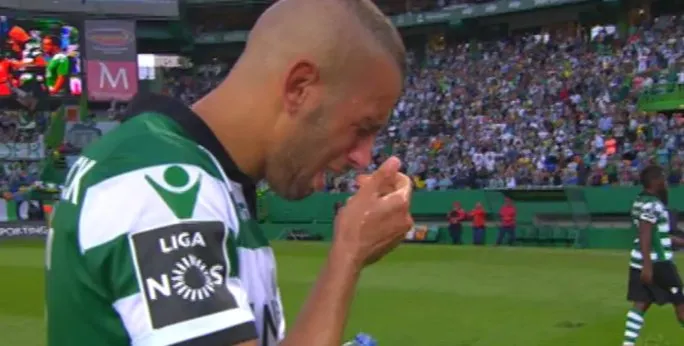 Slimani se despediu como um &iacute;dolo: com gol no cl&aacute;ssico e l&aacute;grimas para a torcida