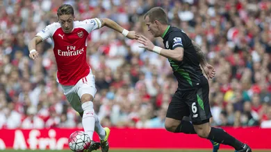 Para &Ouml;zil, esp&iacute;rito Robin Hood impediu o Arsenal de disputar o t&iacute;tulo