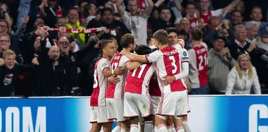 O Ajax tratou a bola com muito carinho no vistoso gol que abrilhantou sua vit&oacute;ria