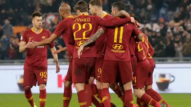 Sansone faz um belo gol, mas Roma vence e encosta no G4