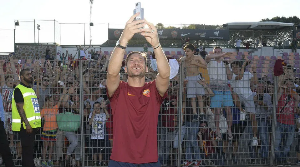 [V&iacute;deo] Uma multid&atilde;o de romanistas lotou o &uacute;ltimo treino de Totti para idolatrar o Capitano