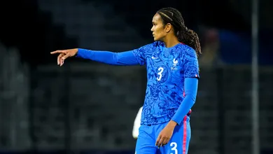 Ap&oacute;s troca de t&eacute;cnico, Wendie Renard e Eug&eacute;nie Le Sommer s&atilde;o convocadas para a sele&ccedil;&atilde;o francesa
