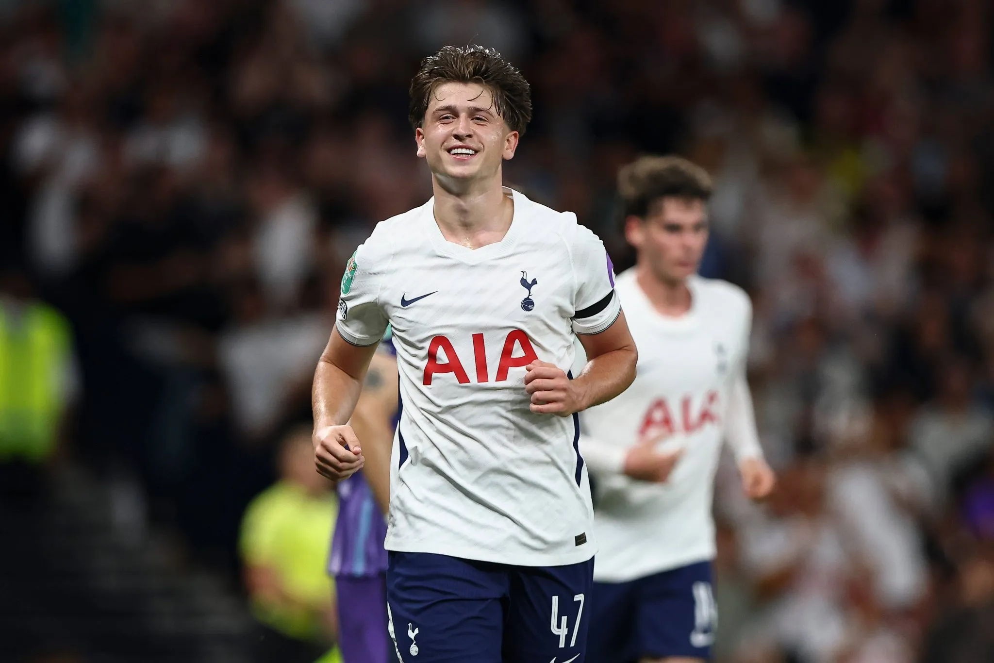 Mikey Moore celebra gol pelo Tottenham